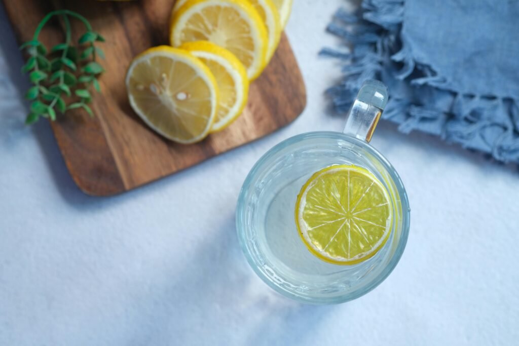 Sveika, bet pavojinga: kaip vanduo su citrina ir „detox“ gėrimai veikia dantis?
